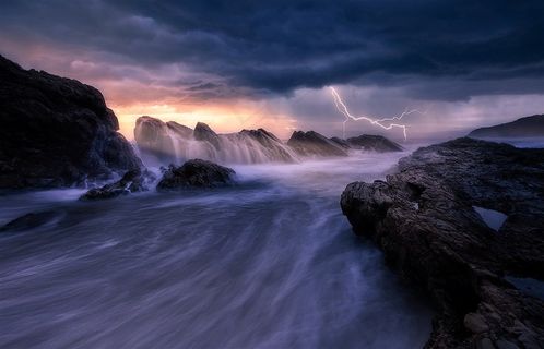 唯美奇幻海边闪电峡谷激流风景图片