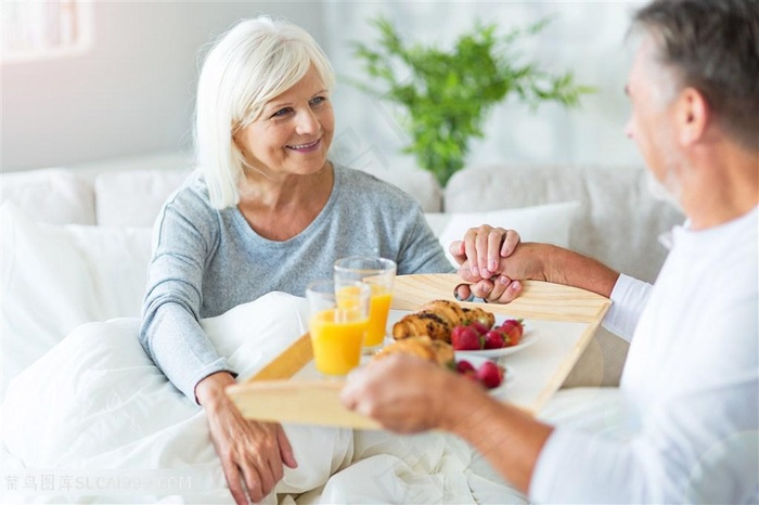 在一起吃早饭的老年夫妻