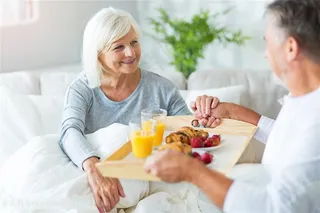 在一起吃早饭的老年夫妻