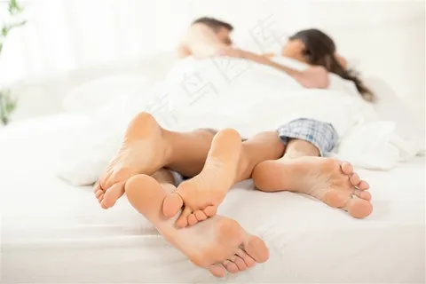 恋人只露出脚的高清图片 恋人只露出脚的高清图片