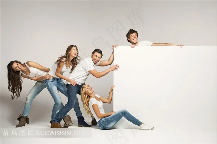 拉空白纸板的美女帅哥创意摄影高清图片