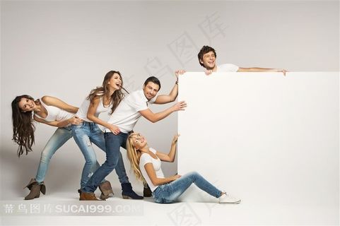 拉空白纸板的美女帅哥创意摄影高清图片