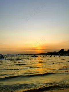 摄影照片-海边日落景象金色光辉染透海水 摄影照片-海边日落景象金色光辉染透海水