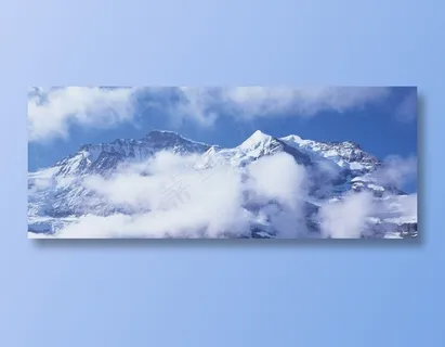 天空下雪峰前漂浮的白云 天空下雪峰前漂浮的白云