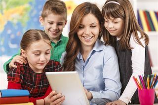 和老师在一起上课的儿童图片