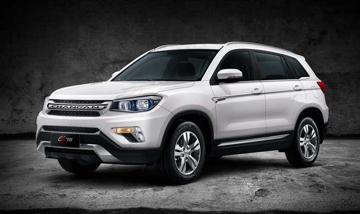 白色的长安CS75静态展示