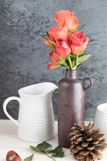 水杯和一束玫瑰