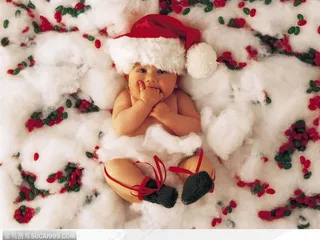 棉花中带着圣诞帽的婴儿