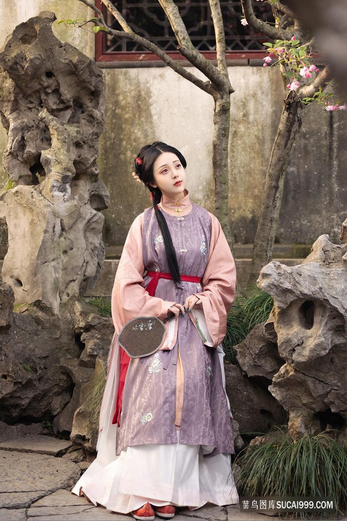 花园里的唯美古装美女煜月艺术写真图片