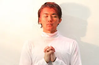 双手合十保佑的图片