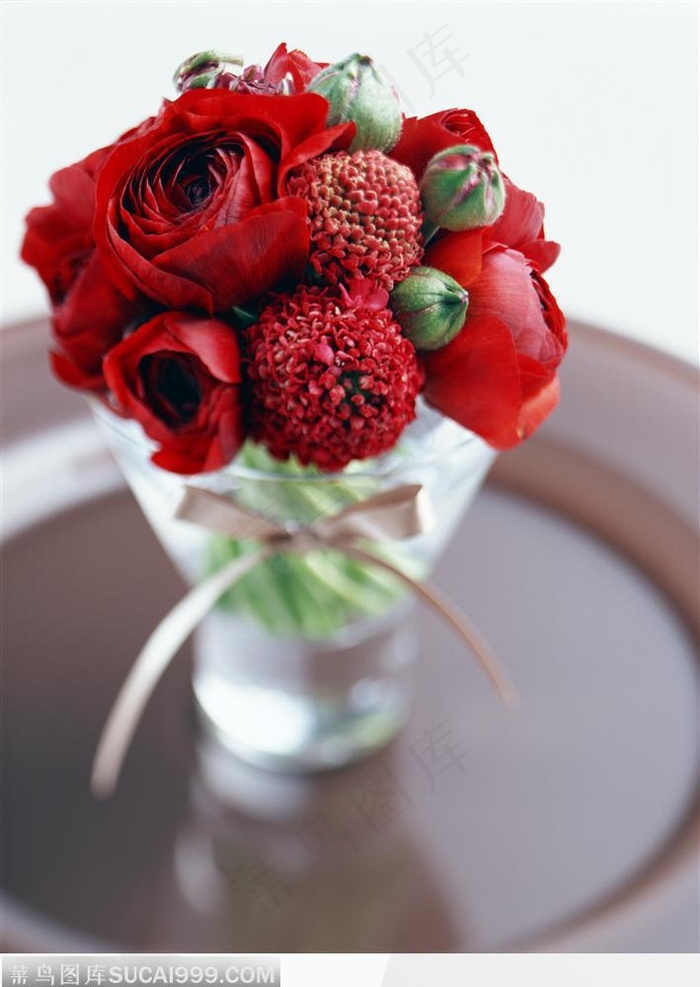 花瓶里的红玫瑰
