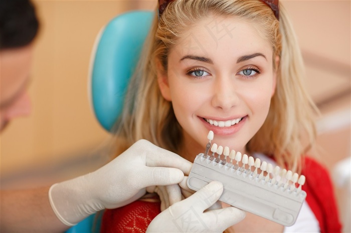 正在用工具为患者补牙的医生