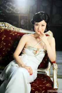 坐在沙发上的知性气质美女图片 坐在沙发上的知性气质美女图片