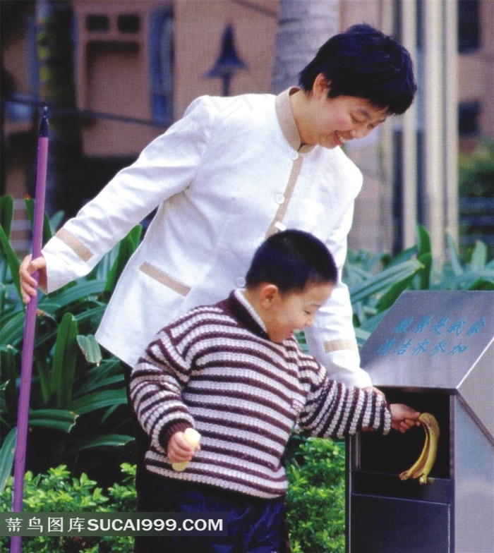 保洁员教小孩扔果皮纸屑