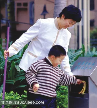 保洁员教小孩扔果皮纸屑