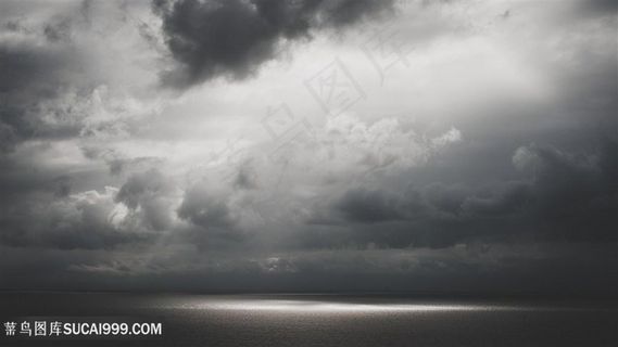 阴云天空黑白风景画壁纸