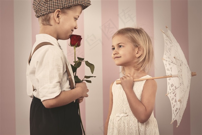 两两相望的男孩女孩