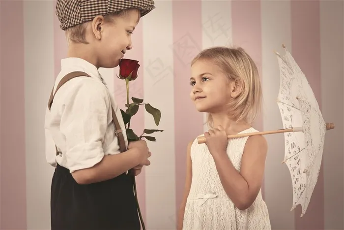 两两相望的男孩女孩