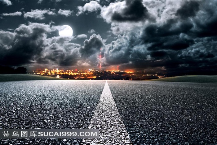 公路标线与空中的乌云近景摄影高清图片