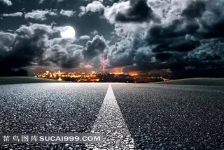 公路标线与空中的乌云近景摄影高清图片