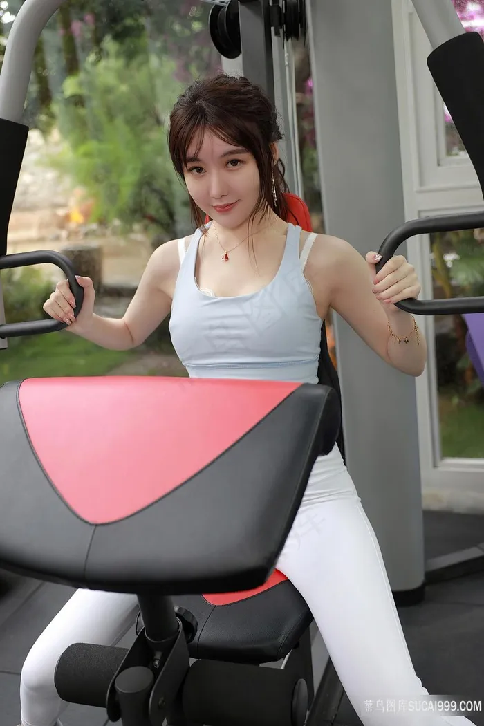健身房里的白色紧身裤美女薛琪琪图片