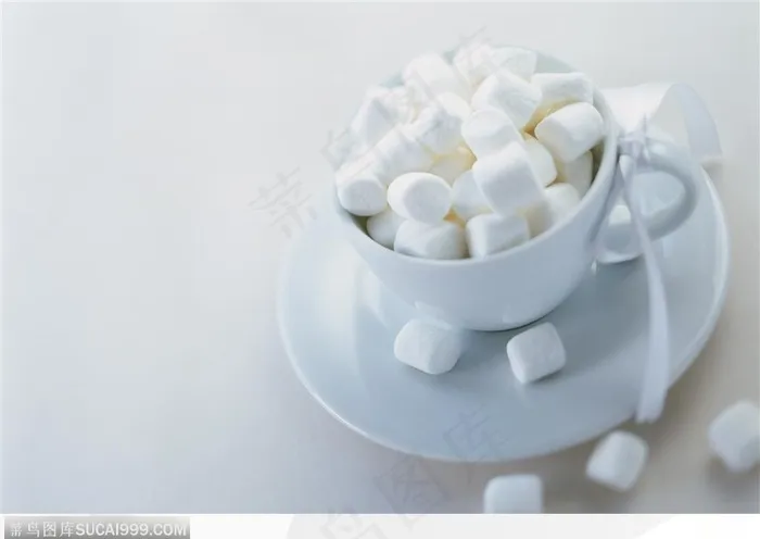 礼物饰品-咖啡杯中的白色糖果
