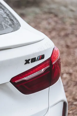 白色汽车车尾局部特写图片