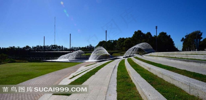 蓝天下的台阶与喷泉