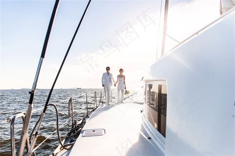 游艇上的一对情侣