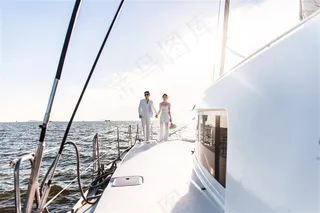 游艇上的一对情侣