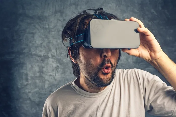 戴着VR眼镜的时尚人物图