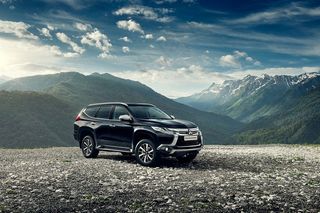 高档汽车行驶在公路上体现质感奢华高档速度感