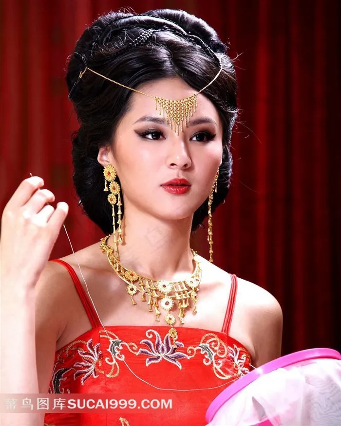 做针线的古典美女素材