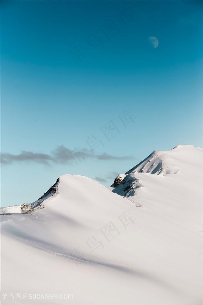蓝天与雪山纯净背景