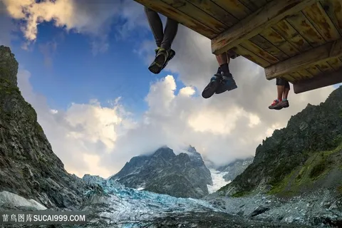 唯美自然景色与坐在木板的人 唯美自然景色与坐在木板的人