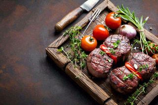 西餐美食牛肉羊肉烤肉扒类番茄食品摄影图