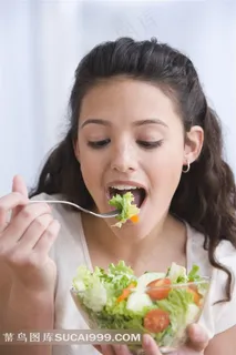 吃蔬菜的美女图片