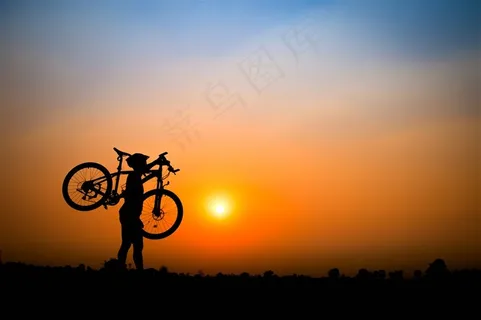 落日下扛自行车的男子高清图片