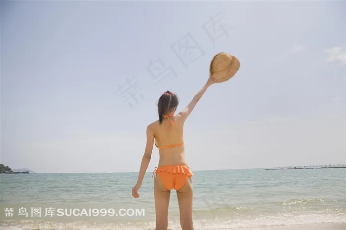 举起帽子的泳装美少女