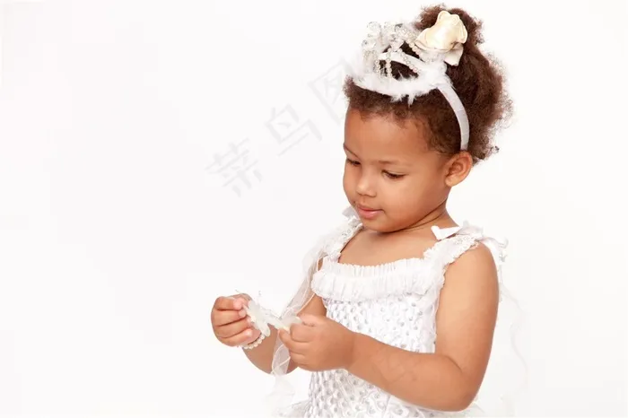 头戴王冠的小孩