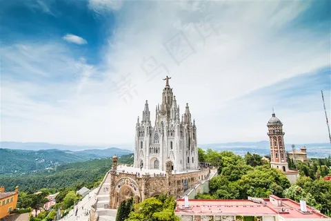 山顶的白色古典城堡