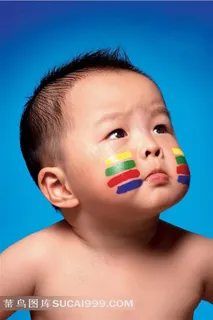 脸上涂油彩的小男孩