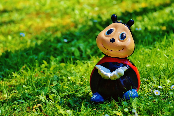 草地卡通蚂蚁图片