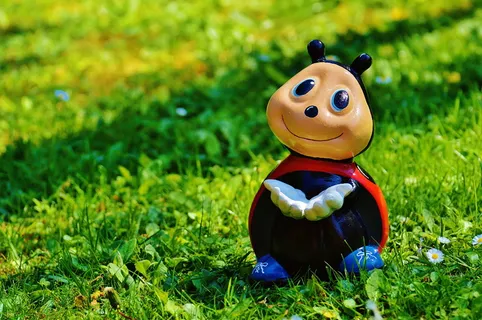 草地卡通蚂蚁图片