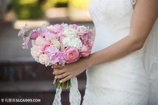 新娘手捧鲜花高清图片