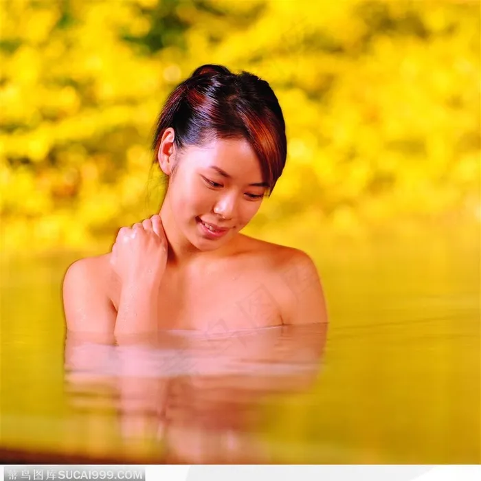 美容SPA保养-泡澡的女性肩上照