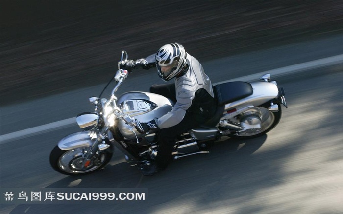 本田VTX1800摩托公路行驶