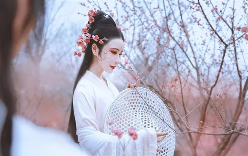 桃花林里古装美女图片