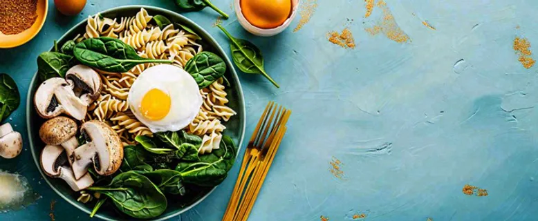 美食方便面鸡蛋意面西餐简餐摄影图