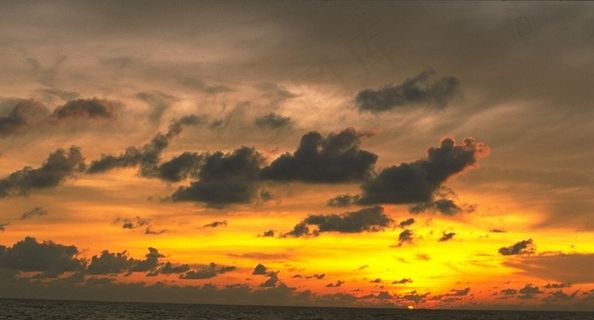 金色天空下的乌云